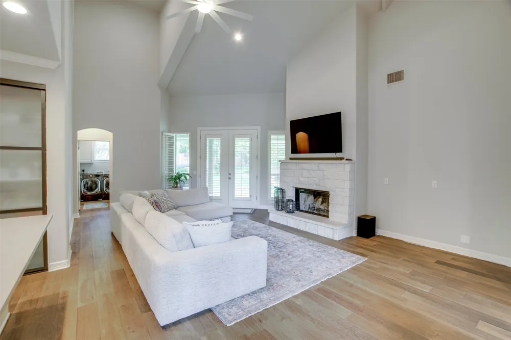 18 Glenway Drive The Hills, TX 78738