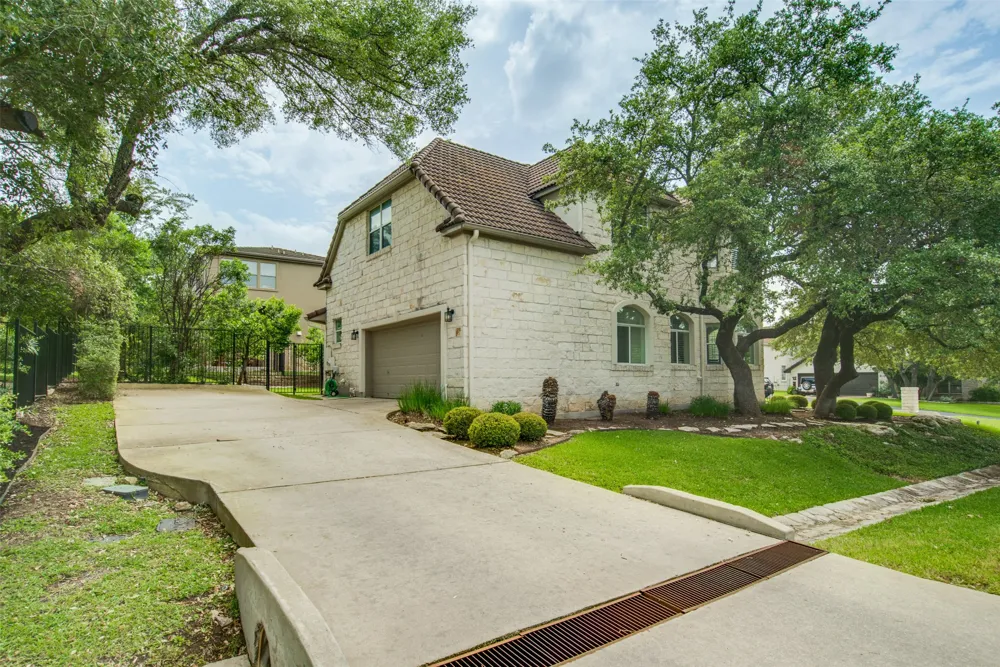 18 Glenway Drive The Hills, TX 78738