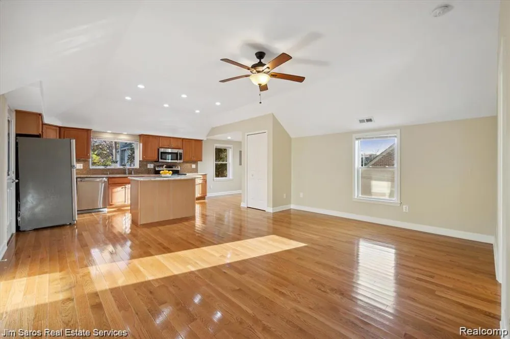 84 Vernier Road Village Of Grosse Pointe Shores City, MI 48236
