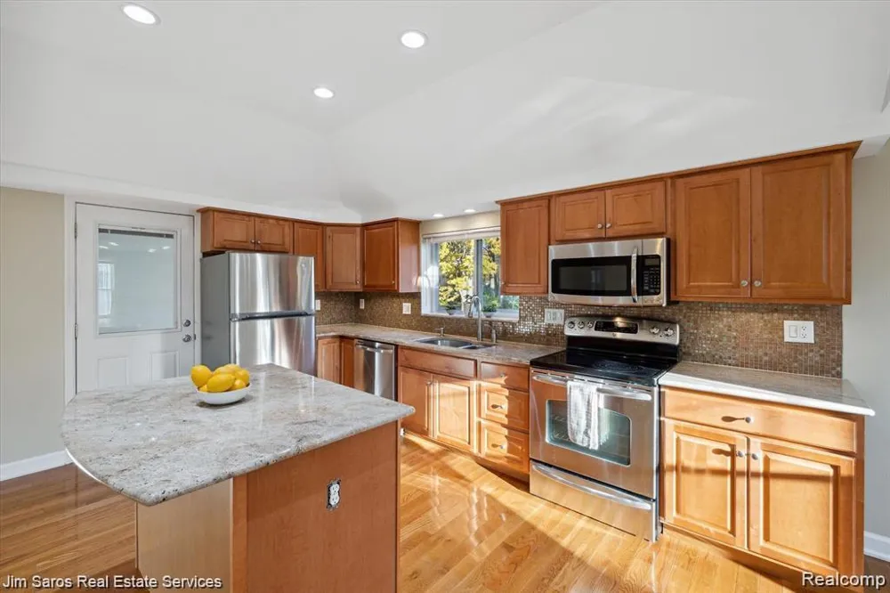 84 Vernier Road Village Of Grosse Pointe Shores City, MI 48236