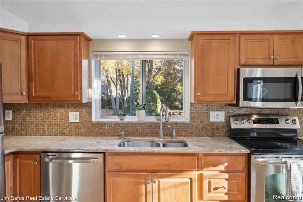 84 Vernier Road Village Of Grosse Pointe Shores City, MI 48236