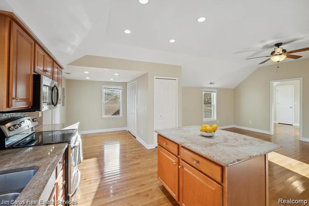 84 Vernier Road Village Of Grosse Pointe Shores City, MI 48236