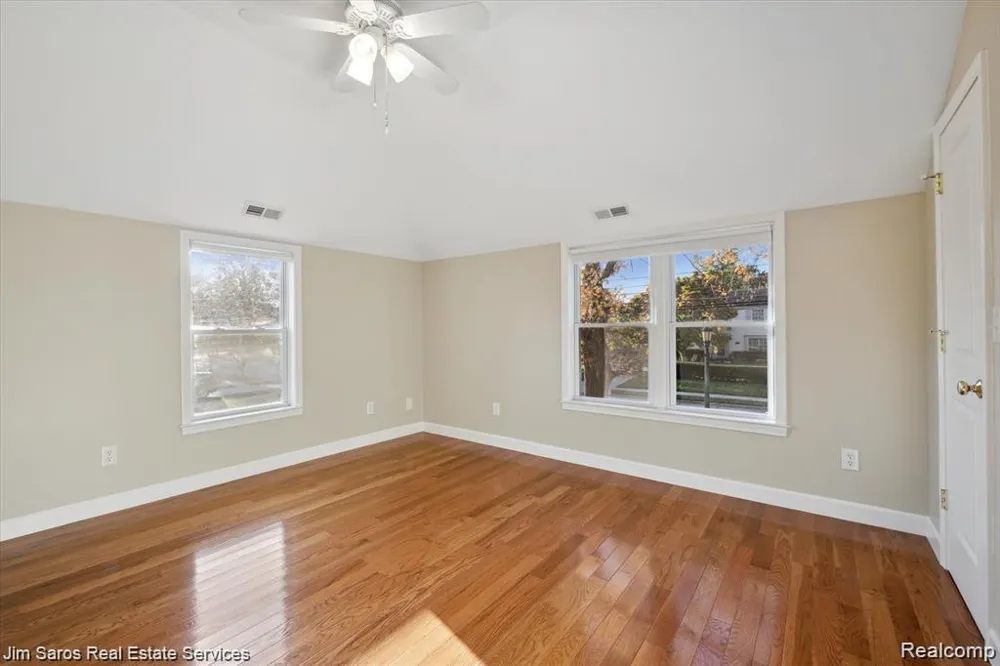 84 Vernier Road Village Of Grosse Pointe Shores City, MI 48236