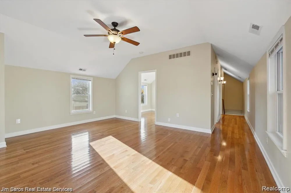 84 Vernier Road Village Of Grosse Pointe Shores City, MI 48236