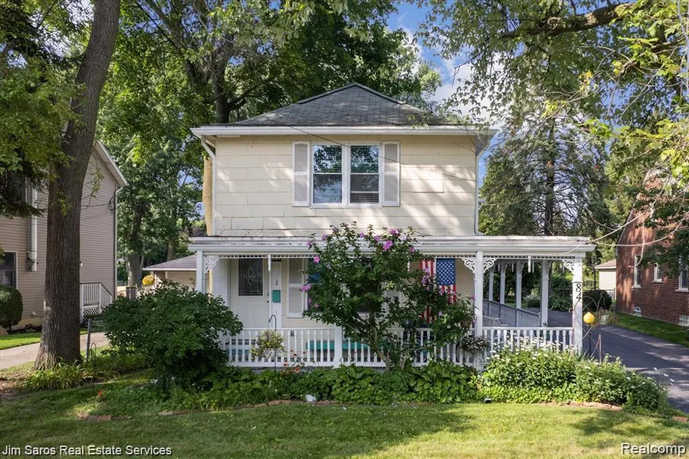 84 Vernier Road Village Of Grosse Pointe Shores City, MI 48236