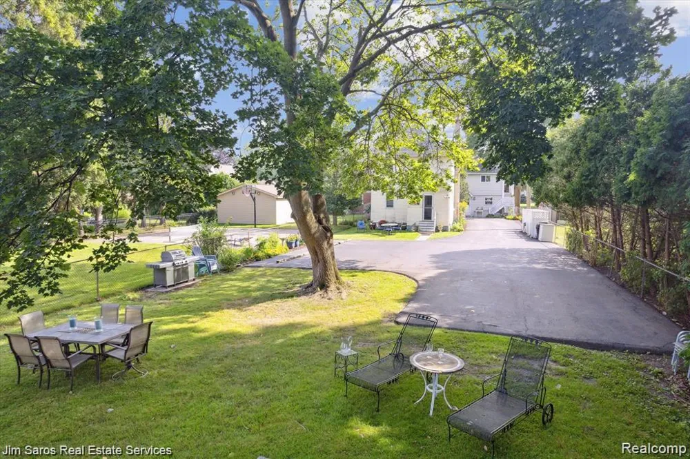 84 Vernier Road Village Of Grosse Pointe Shores City, MI 48236