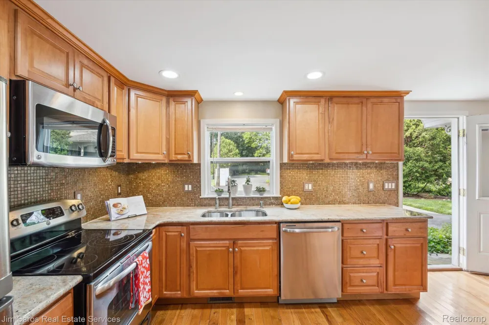 84 Vernier Road Village Of Grosse Pointe Shores City, MI 48236