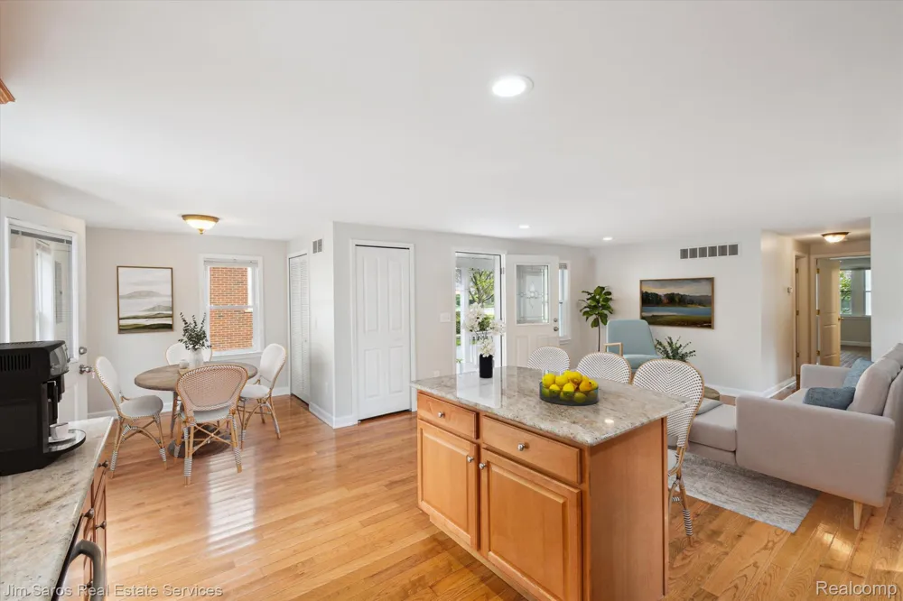 84 Vernier Road Village Of Grosse Pointe Shores City, MI 48236
