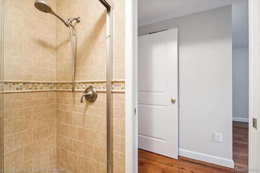 84 Vernier Road Village Of Grosse Pointe Shores City, MI 48236