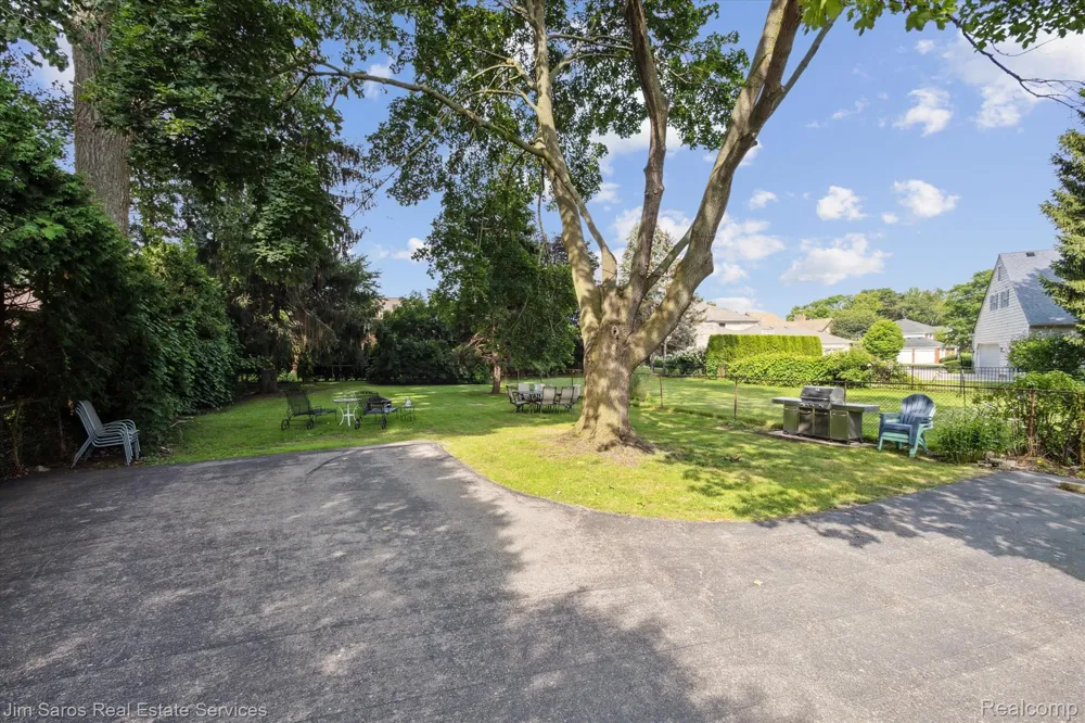 84 Vernier Road Village Of Grosse Pointe Shores City, MI 48236