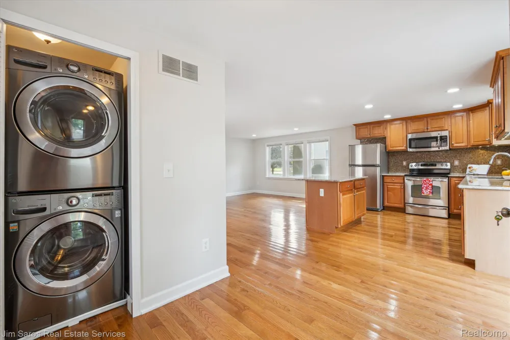84 Vernier Road Village Of Grosse Pointe Shores City, MI 48236