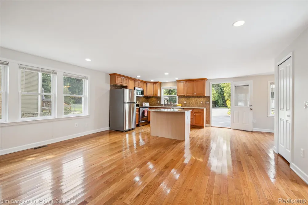 84 Vernier Road Village Of Grosse Pointe Shores City, MI 48236