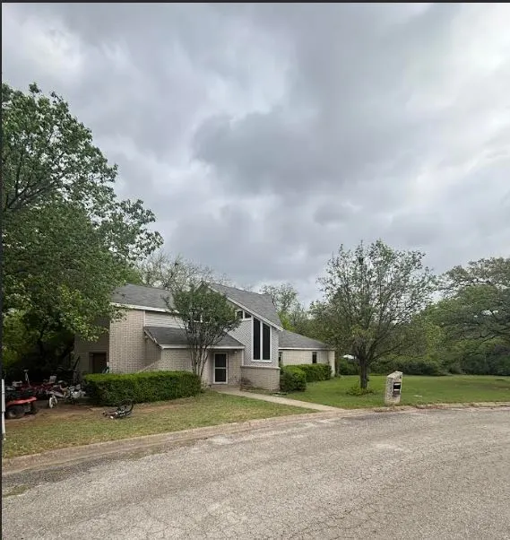 6 Creekwood Trail Bowie, TX 76230