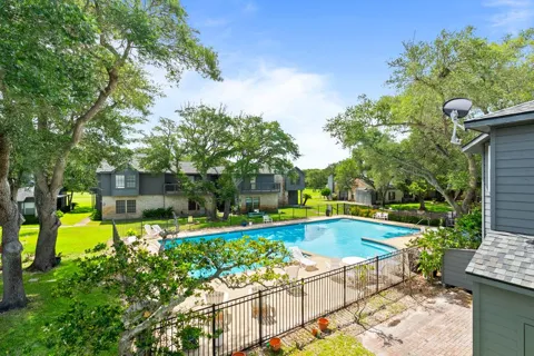210 Oak Bay #703
