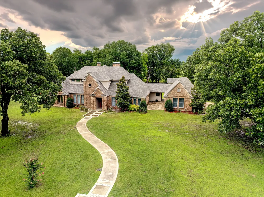 912 Walnut Creek Drive Fairfield, TX 75840