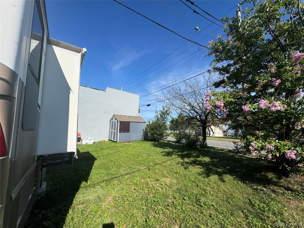 8 Iroquois Street Staten Island, NY 10305