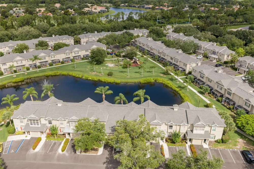 7633 PLANTATION CIRCLE #7633 University Park, FL 34201