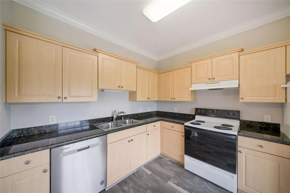 7633 PLANTATION CIRCLE #7633 University Park, FL 34201