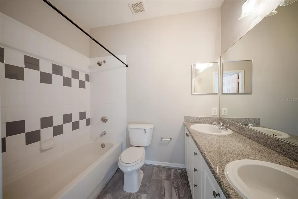 7633 PLANTATION CIRCLE #7633 University Park, FL 34201
