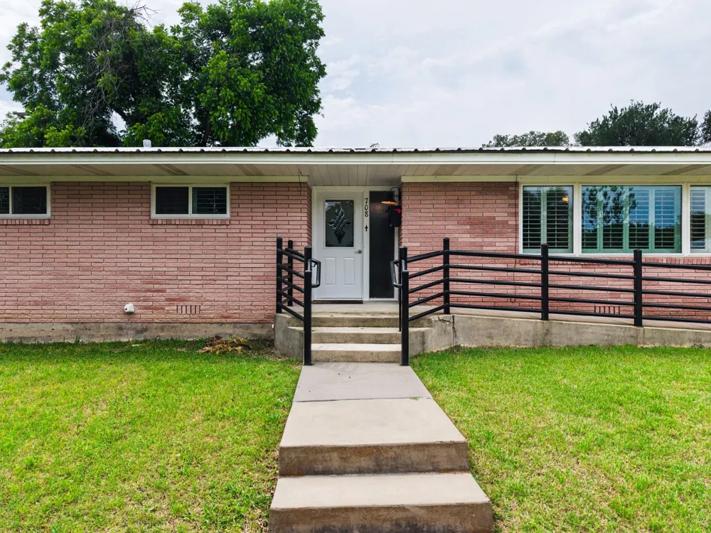 708 W North Avenue Lampasas, TX 76550