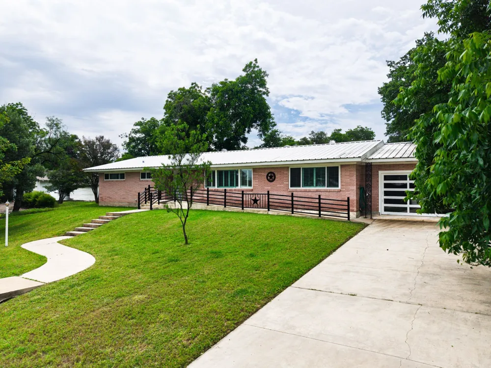 708 W North Avenue Lampasas, TX 76550