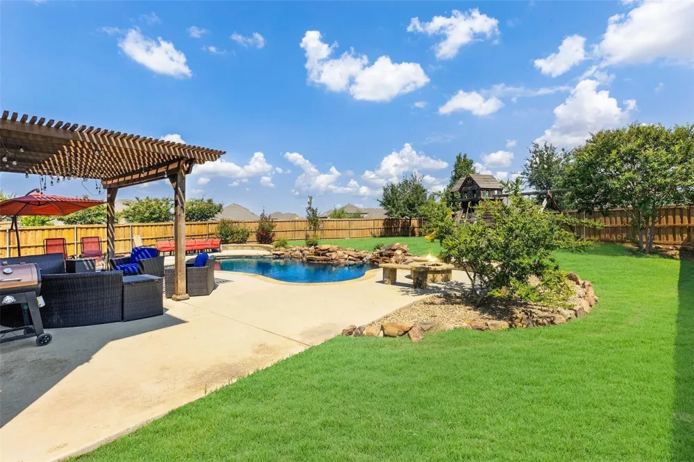 8229 Spitfire Trail Aubrey, TX 76227