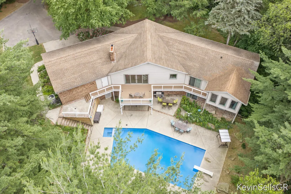 7710 Cascade Pines Drive SE Cascade Charter Township, MI 49546