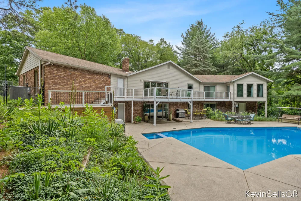 7710 Cascade Pines Drive SE Cascade Charter Township, MI 49546