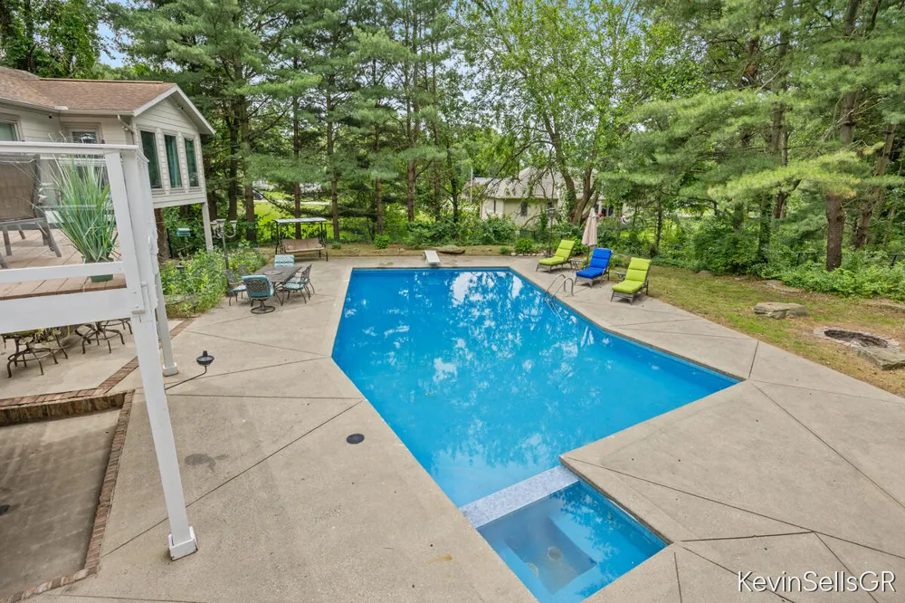 7710 Cascade Pines Drive SE Cascade Charter Township, MI 49546