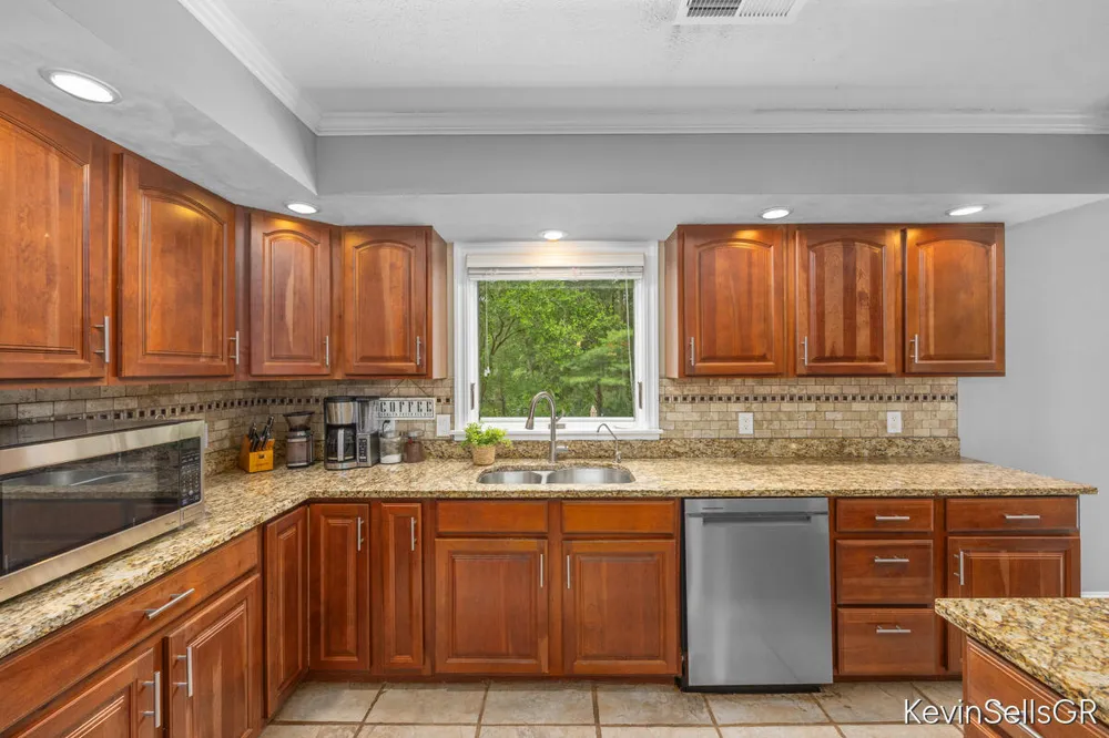 7710 Cascade Pines Drive SE Cascade Charter Township, MI 49546