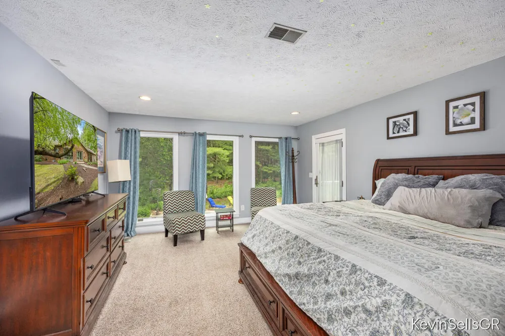 7710 Cascade Pines Drive SE Cascade Charter Township, MI 49546