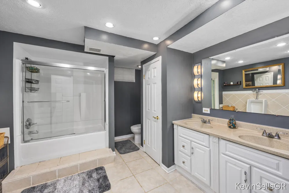 7710 Cascade Pines Drive SE Cascade Charter Township, MI 49546