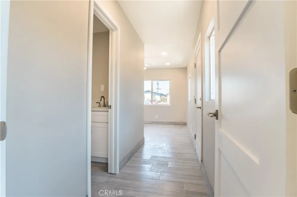 16213 S Thorson Compton, CA 90221