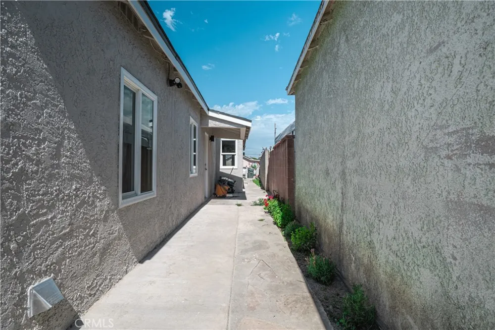 16213 S Thorson Compton, CA 90221