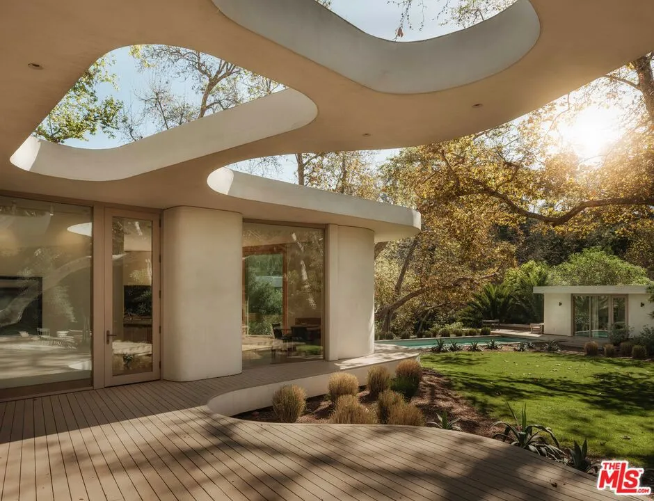 800 Brooktree Road Pacific Palisades, CA 90272