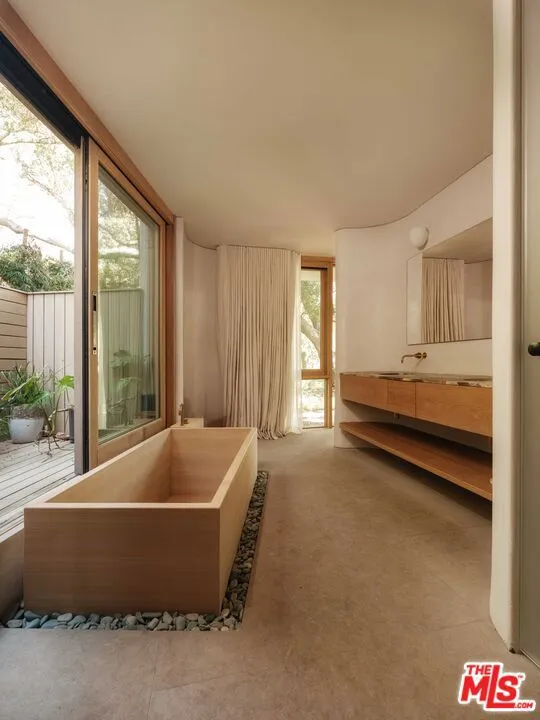 800 Brooktree Road Pacific Palisades, CA 90272