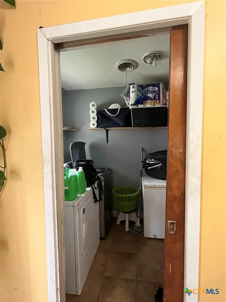 501 S 6th Street Lometa, TX 76853