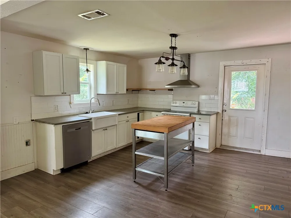 708 Sheffield Avenue Llano, TX 78643
