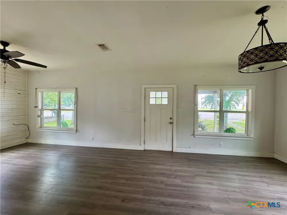 708 Sheffield Avenue Llano, TX 78643