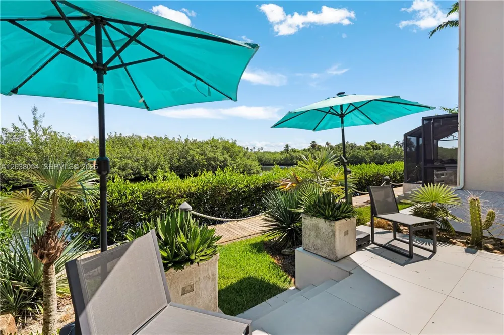 6112 Paradise Point Dr Palmetto Bay, FL 33157