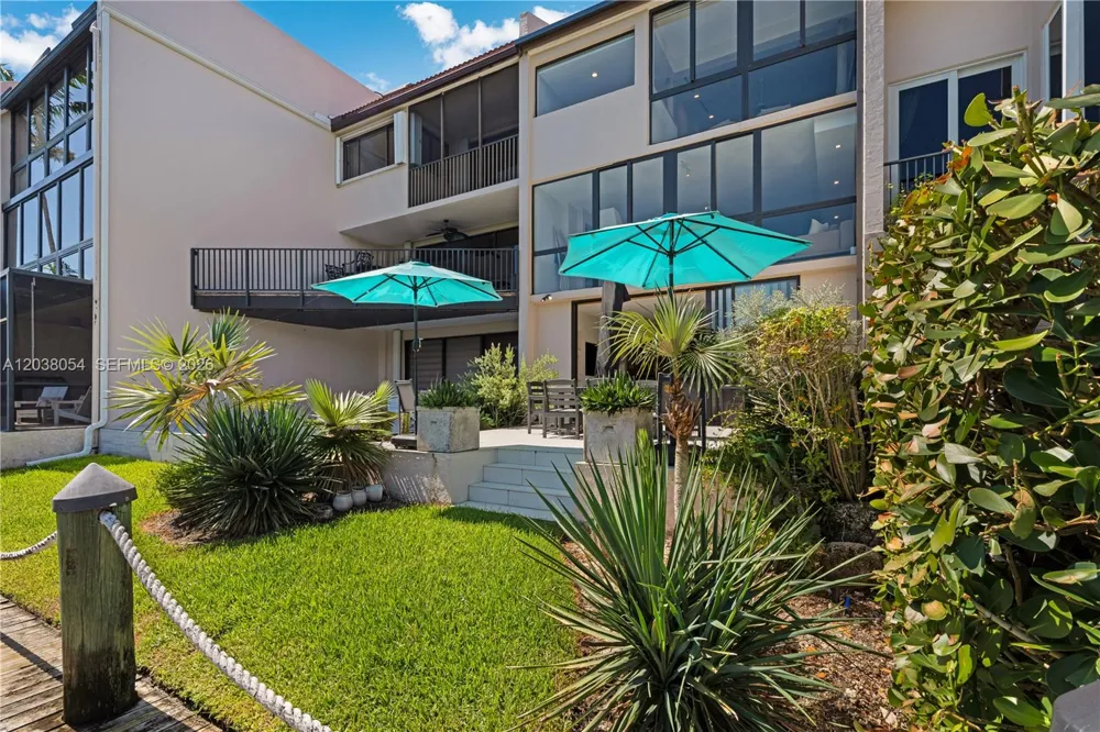 6112 Paradise Point Dr Palmetto Bay, FL 33157