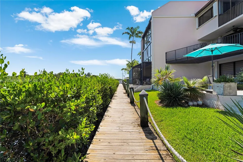 6112 Paradise Point Dr Palmetto Bay, FL 33157