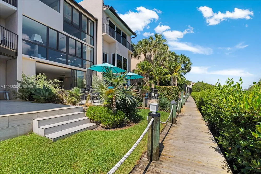 6112 Paradise Point Dr Palmetto Bay, FL 33157
