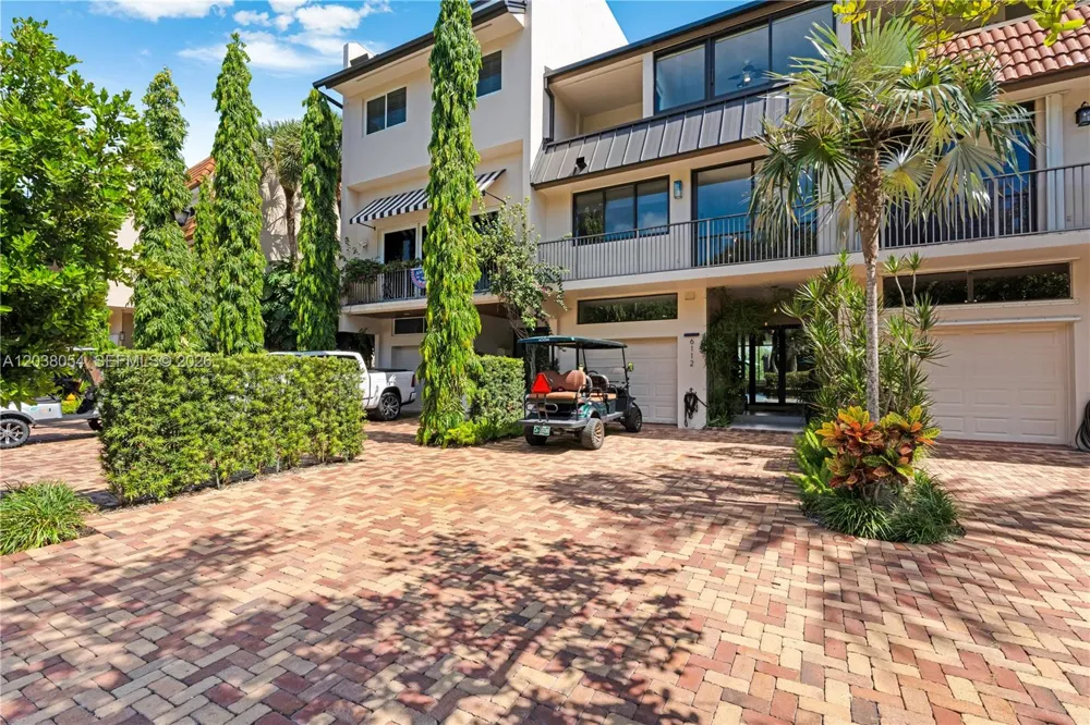 6112 Paradise Point Dr Palmetto Bay, FL 33157