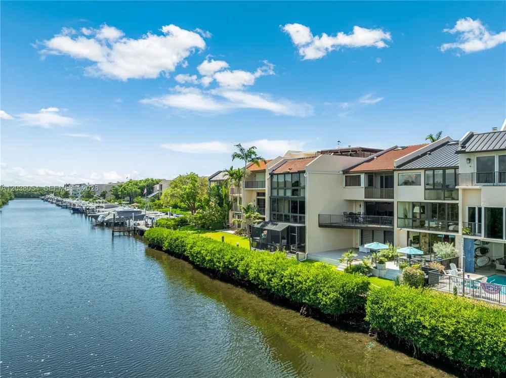6112 Paradise Point Dr Palmetto Bay, FL 33157