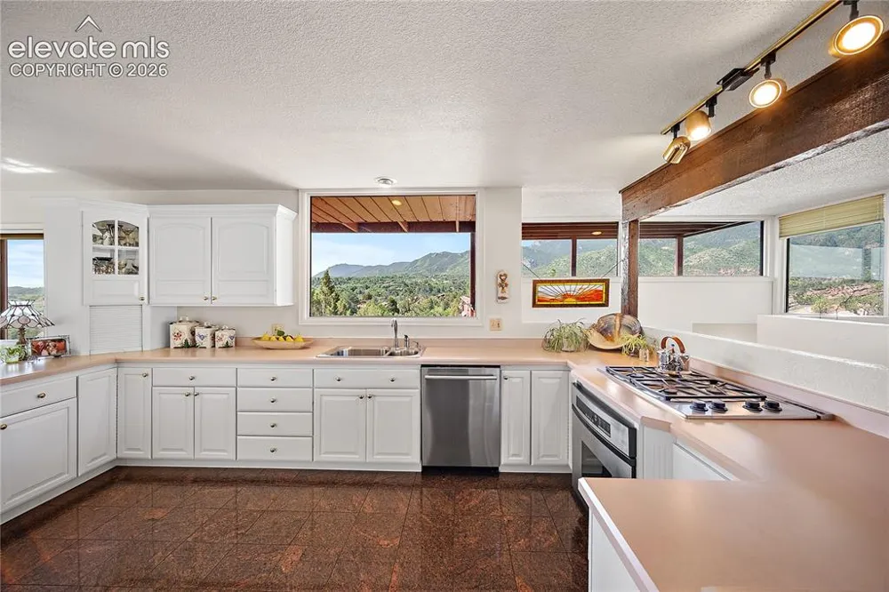 133 Via Vallecito Manitou Springs, CO 80829