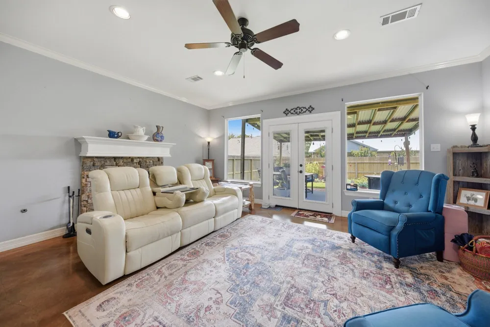 201 W Chatham Street Bellville, TX 77418