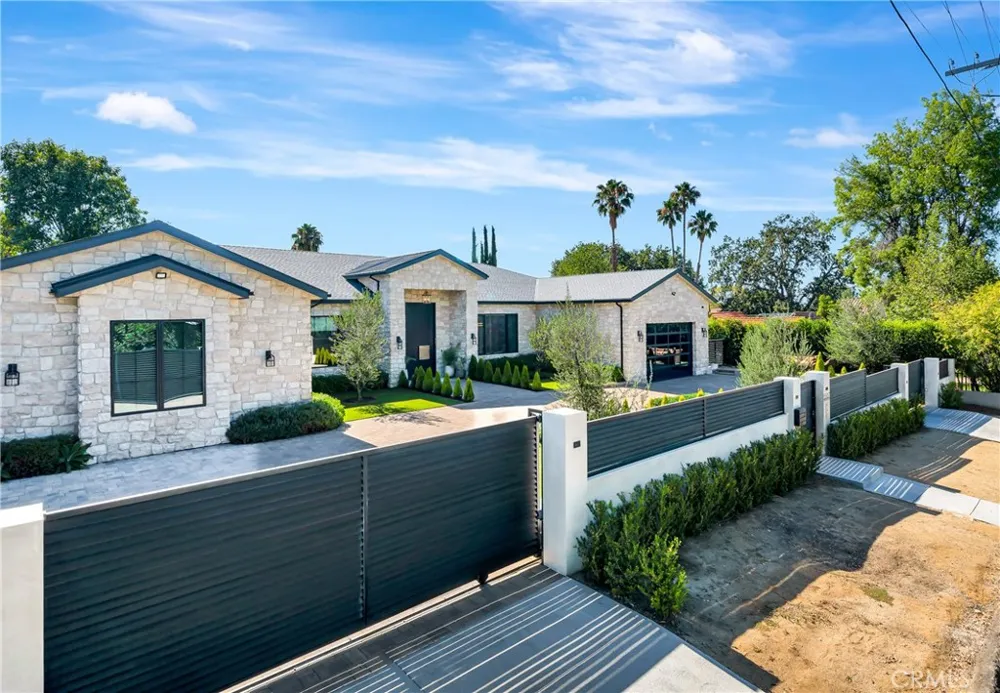 5507 Vanalden Tarzana, CA 91356