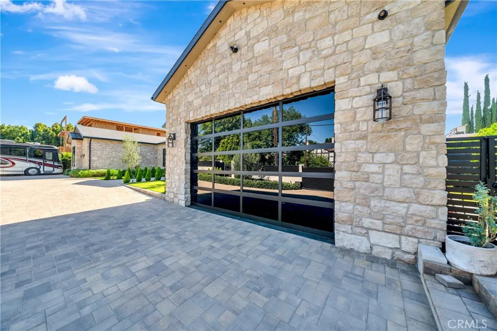 5507 Vanalden Tarzana, CA 91356