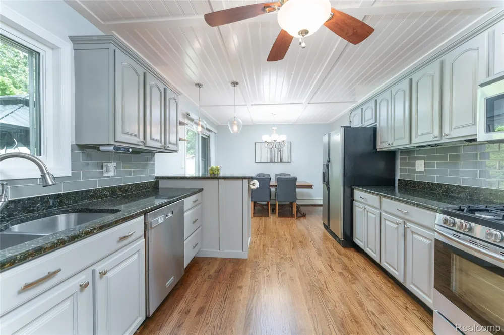 423 Sunset White Lake Charter Township, MI 48383